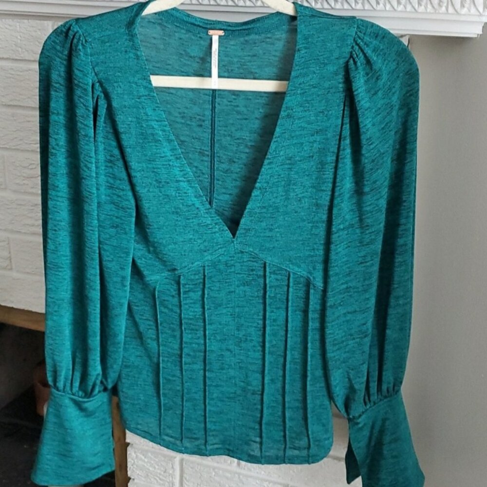 Free People Women's Green Killer Queen V Neck Long Bell Sleeve Blouse Size S
